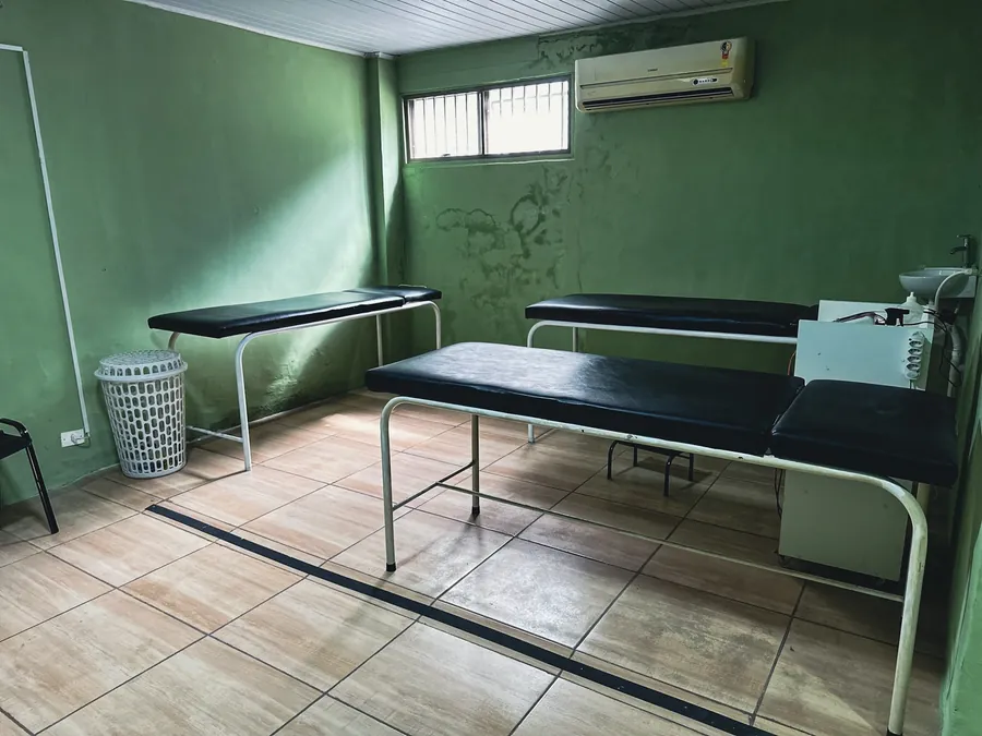 Sala com as macas de atendimento
